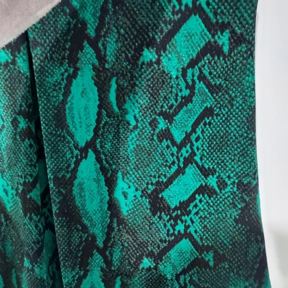 Worthington Green and Black Snakeskin Print V-Neck Sleeveless Blouse Size XXL - Picture 6 of 8